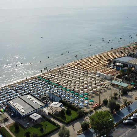 Hotel Esperia Alba Adriatica Exterior photo